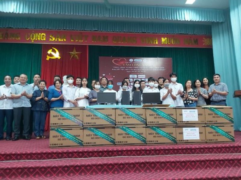 Trao 12 máy tính cho học sinh khuyết tật, mồ côi tỉnh Phú Thọ