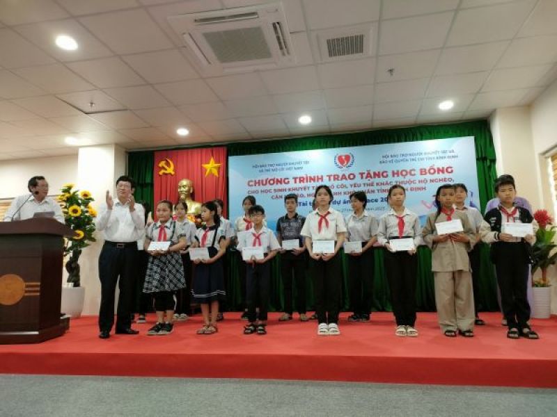 50 suất học bổng trao tặng học sinh khuyết tật, mồ côi, học sinh có hoàn cảnh khó khăn tỉnh Bình Định