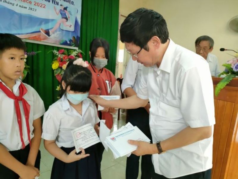 Trao tặng 50 suất học bổng cho học sinh khuyết tật, mồ côi tỉnh Phú Yên