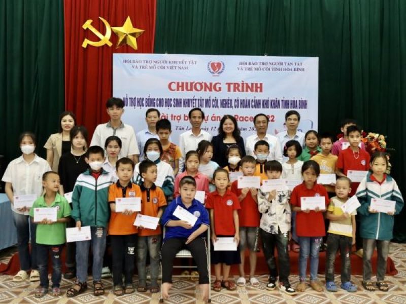70 suất học bổng trao tặng các em học sinh huyện Tân Lạc, Lạc Sơn tỉnh Hoà Bình