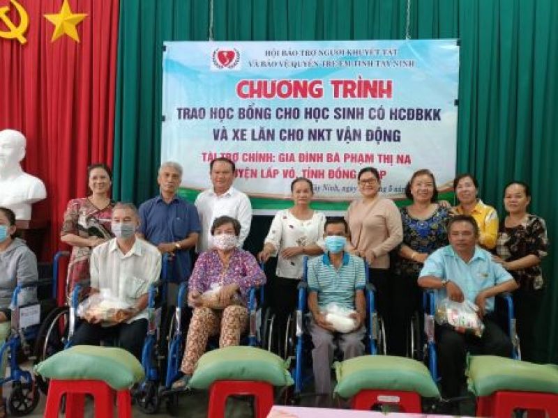 Tỉnh Hội Tây Ninh: Tặng học bổng, xe lăn cho người khuyết tật, học sinh có hoàn cảnh khó khăn