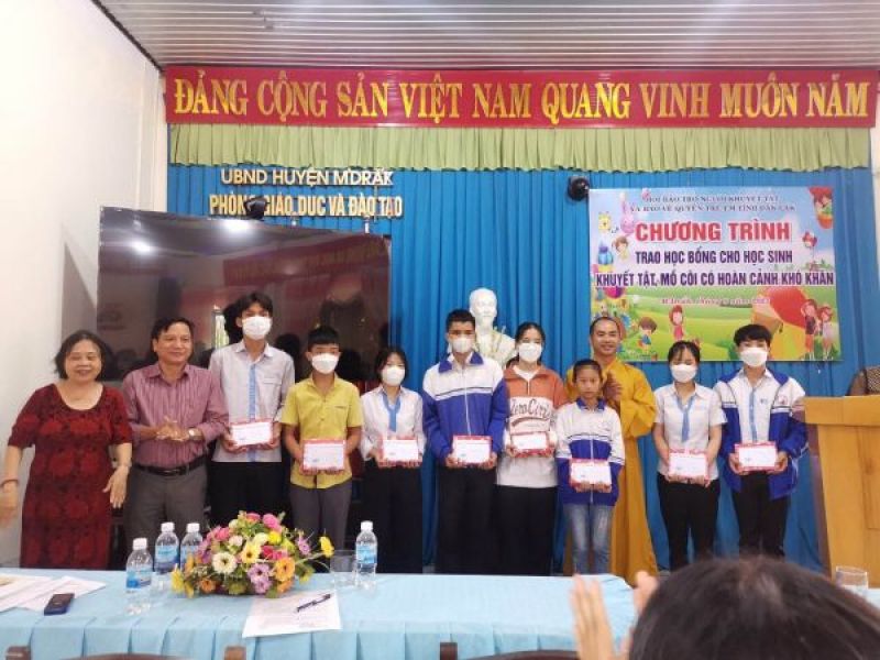 Tỉnh Hội Đắk Lắk: Trao tặng học bổng cho học sinh khuyết tật, mồ côi, học sinh có hoàn cảnh khó khăn