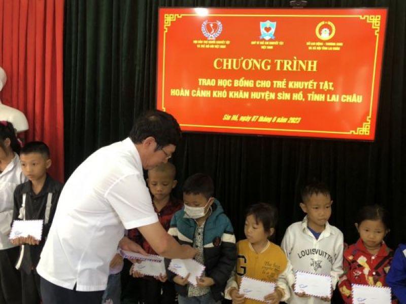 Tặng 104 suất học bổng cho học sinh khuyết tật, hoàn cảnh khó khăn tỉnh Lai Châu