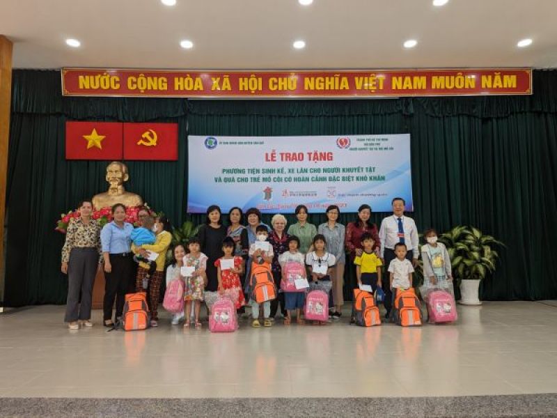 Thành Hội Tp. Hồ Chí Minh: Trao tặng quà, vốn sinh kế và xe lăn cho người khuyết tật, trẻ mồ côi