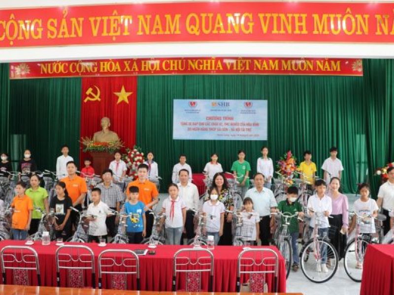 Trao tặng 60 xe đạp cho học sinh mồ côi, khuyết tật tỉnh Hòa Bình