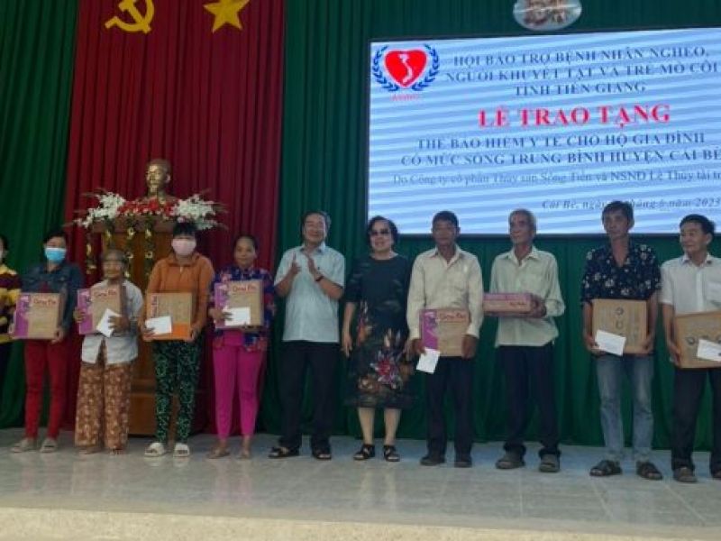 Tỉnh Hội Tiền Giang: Trao tặng 300 thẻ BHYT cho người dân huyện Cái Bè