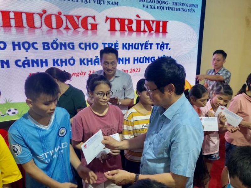 Trung ương Hội: Trao 50 suất học bổng cho trẻ khuyết tật tỉnh Hưng Yên