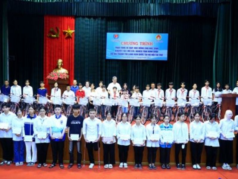 Trung ương Hội: Trao học bổng, xe đạp cho học sinh khuyết tật, mồ côi tỉnh Ninh Bình