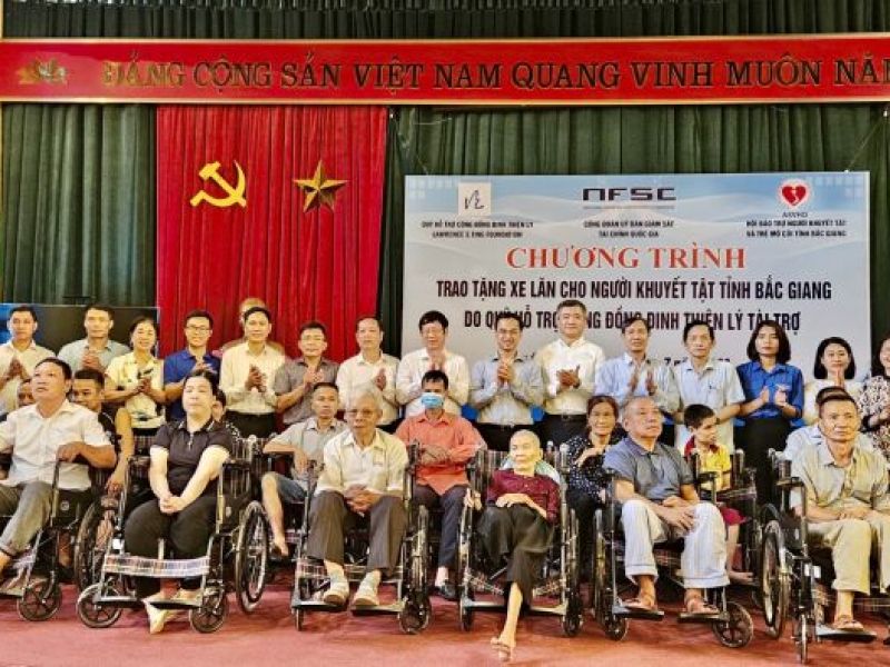Trung ương Hội: Trao tặng xe lăn cho người khuyết tật tại Hải Dương, Bắc Giang