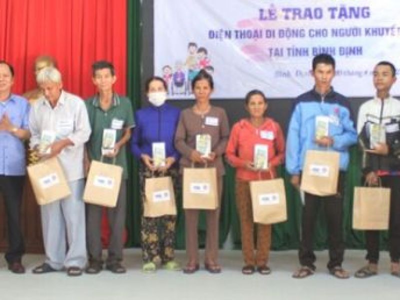 Tặng điện thoại thông minh cho 45 người khuyết tật ở huyện Tây Sơn và Vĩnh Thạnh