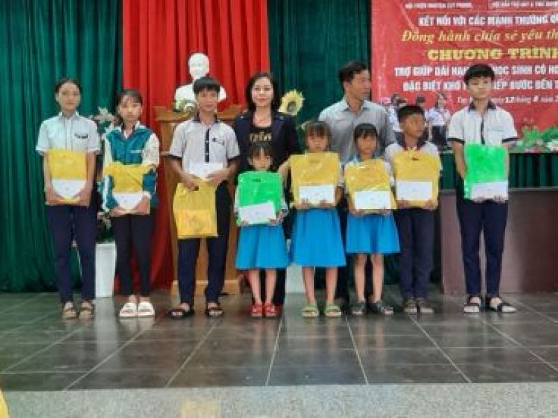 Tỉnh Hội Bình Thuận: Huyện Hội Tuy Phong trao tặng học bổng dài hạn, sách giáo khoa cho 83 học sinh