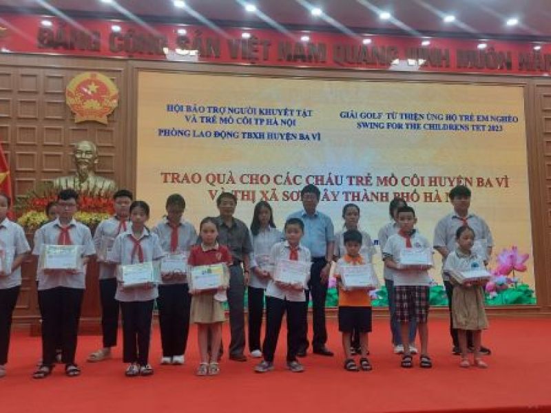 Thành Hội Hà Nội: Trao 60 suất quà cho học sinh mồ côi có hoàn cảnh khó khăn huyện Ba Vì và thị xã Sơn Tây