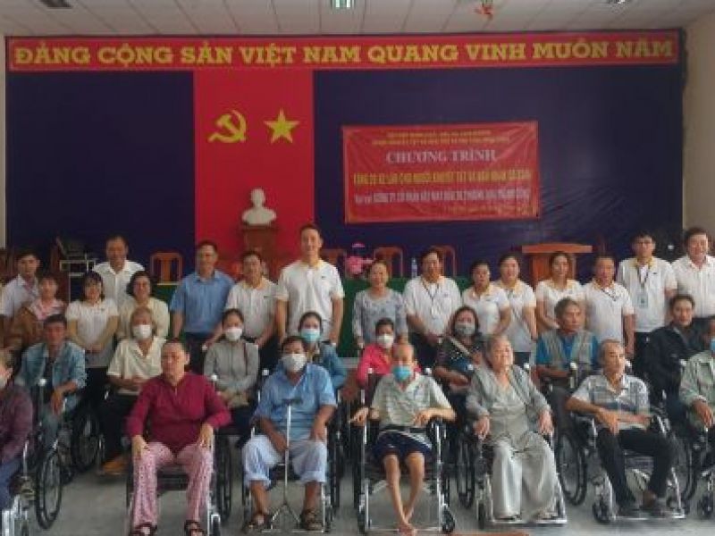 Tỉnh Hội Vĩnh Long: 20 xe lăn trao tặng cho người khuyết tật huyện Long Hồ
