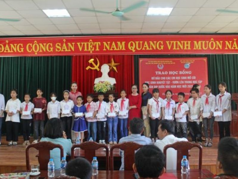 Trao học bổng đỡ đầu hàng trăm triệu đồng cho học sinh mồ côi Thanh Hóa