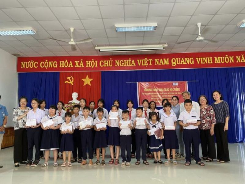 Tỉnh Hội Bình Thuận: Trao tặng học bổng cho học sinh có hoàn cảnh khó khăn