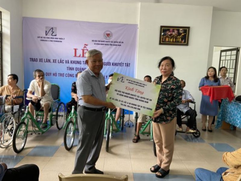 Tỉnh Hội Quảng Nam: Trao tặng xe lăn cho người khuyết tật
