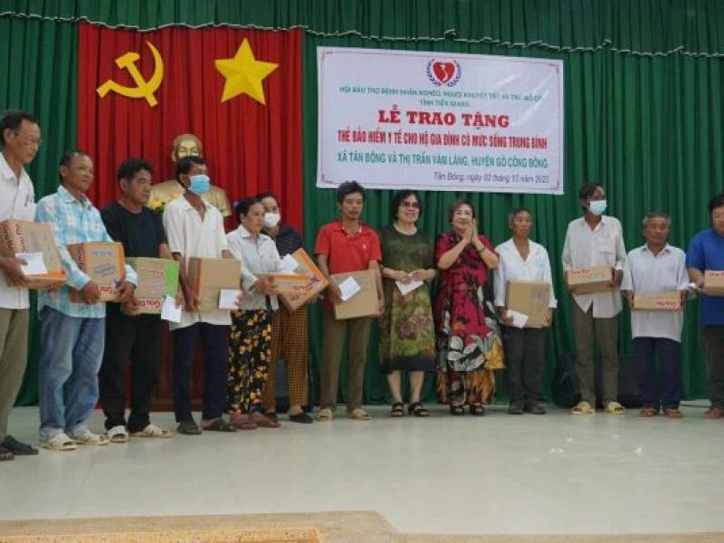 Tỉnh Hội Tiền Giang: Trao tặng 200 thẻ BHYT và quà cho đối tượng tại huyện Gò Công Đông