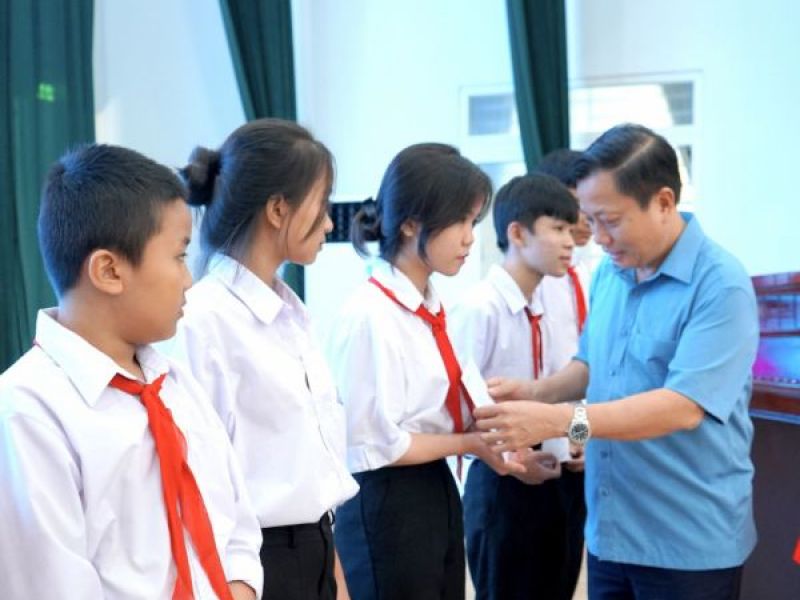 Tỉnh Hội Khánh Hòa: Trao 100 suất học bổng cho trẻ mồ côi
