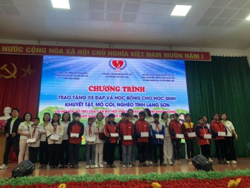 Trao 50 xe đạp, 50 suất học bổng cho học sinh mồ côi, khuyết tật, học sinh có hoàn cảnh khó khăn tỉnh Lạng Sơn