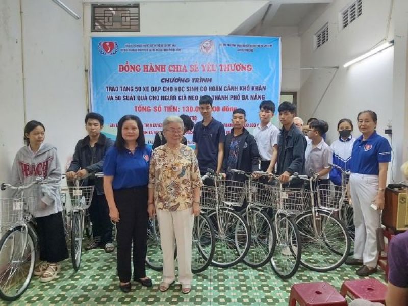 Trao tặng quà, xe đạp cho người khuyết tật, trẻ mồ côi thành phố Đà Nẵng