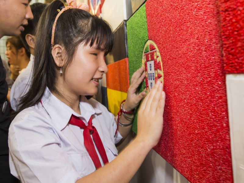 Cùng vẽ tranh và làm quốc kỳ với người khiếm thị tại Triển lãm Maris Cùng vẽ tranh và làm quốc kỳ với người khiếm thị tại Triển lãm Maris