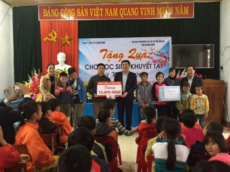Quảng Bình: Thăm tặng quà tết cho trẻ em khuyết tật