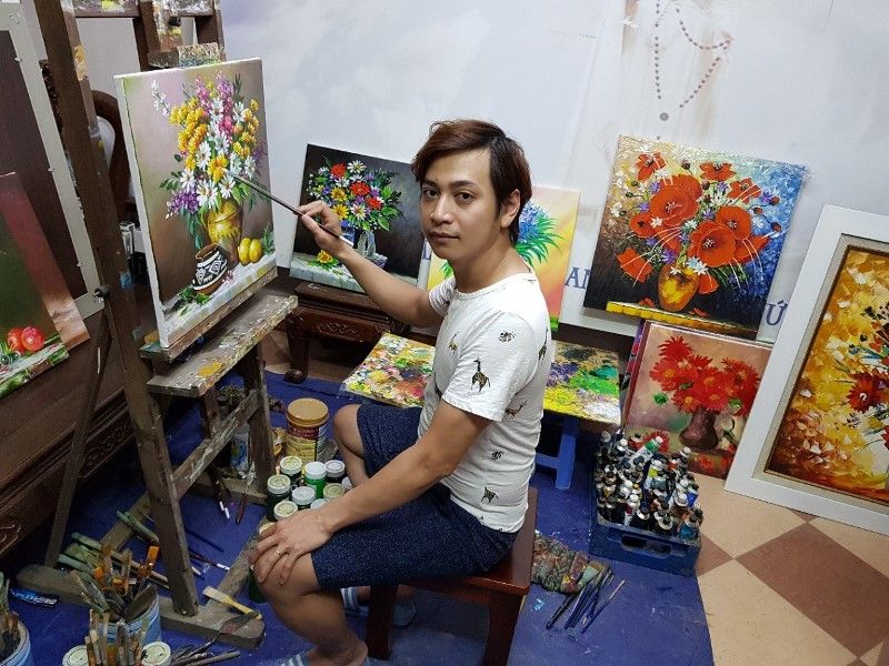 Quảng Ninh: Một khách sạn treo 250 bức tranh của họa sĩ câm điếc