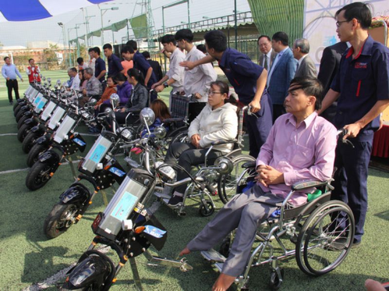 Sinh viên chế tạo xe `2 trong 1` tặng người khuyết tật