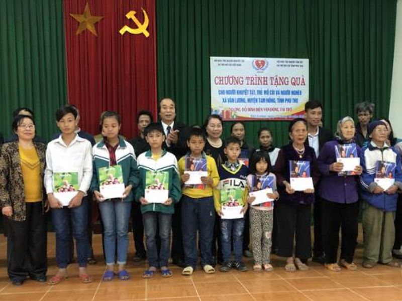 Trung ương Hội: Trao 40 suất quà cho người khuyết tật  trẻ mồ côi và người nghèo tỉnh Phú Thọ