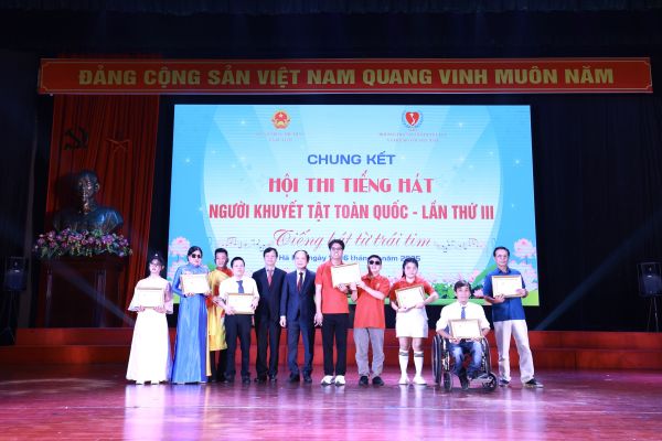 Đồng chí Phạm Tất Thắng và Đồng chí nguyễn Trọng Đàm trao HCV cho các tiết mục đạt giải Vàng