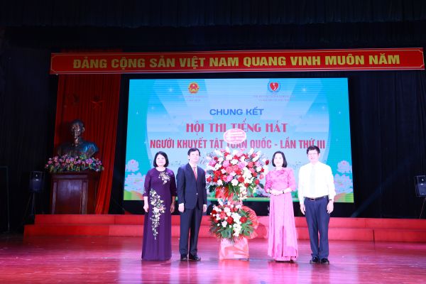 PCT QH Nguyễn Thị Thanh tặng hoa cho BTT TƯH