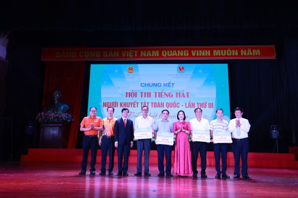 PCT Quốc Hội Nguyễn Thị Thanh và Lãnh đạo Trung ương Hội trao biển tượng trưng máy tính của Ngân hàng TMCP SG HN SHB cho 4 tỉnh Thái Nguyên, Quảng Ninh, Phú Thọ, Bắc Giang