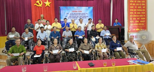 Trung ương Hội và Nghệ An trao xe lăn 1