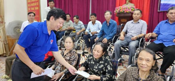 Trung ương Hội và Nghệ An trao xe lăn 2