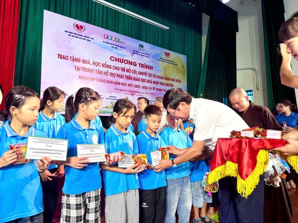 PCT H và Đại đức Thích Thiện Tâm trao quà
