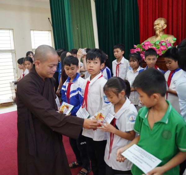 Thầy Tâm trao quà