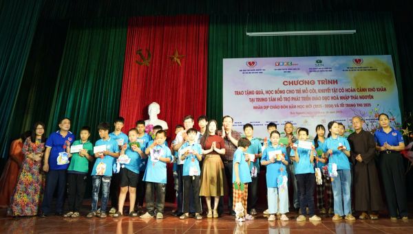Trao quà tại TT tập thể