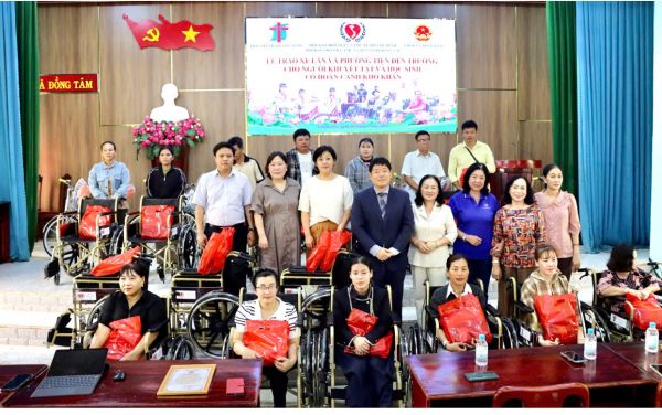Chị Ngọc TPHCM trao quà