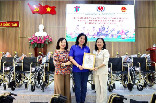 Chị Ngọc nhận bằng tri ân
